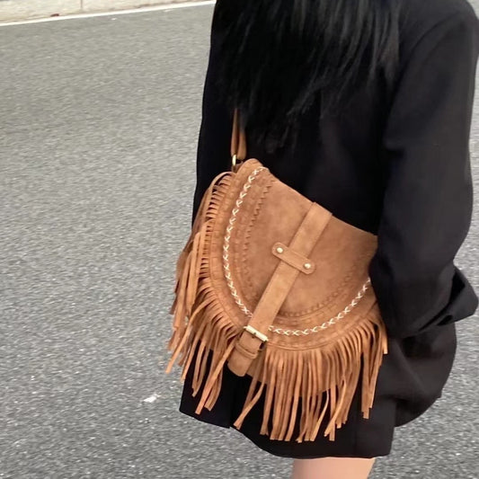 Sac bandoulière rétro pour femmes en suède fait main avec franges.