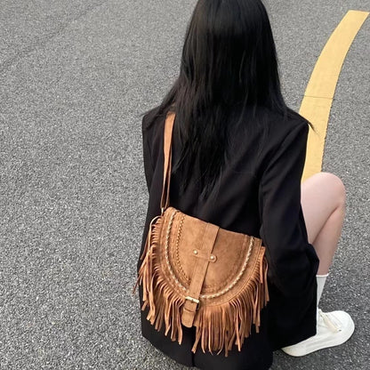 Sac bandoulière rétro pour femmes en suède fait main avec franges.