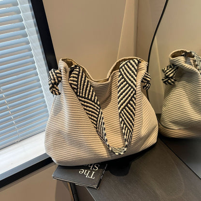 Sac à épaule en velours côtelé pour femmes, polyvalent et tendance.