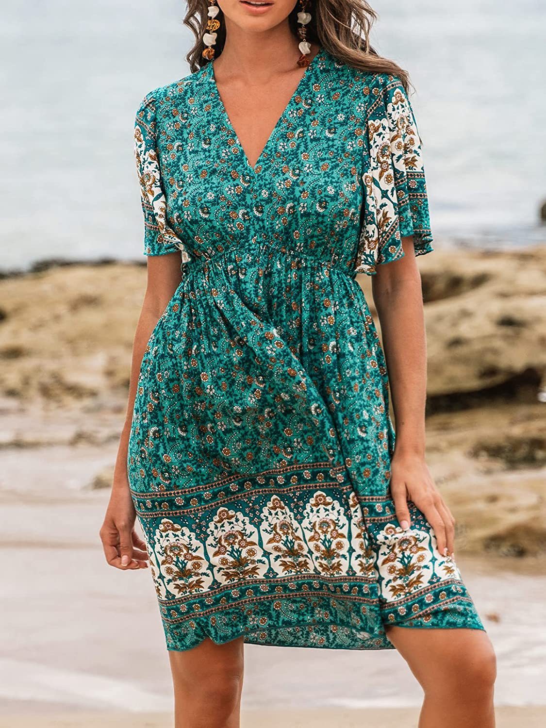 Robe verte bohème en rayonne à motif floral positionné.